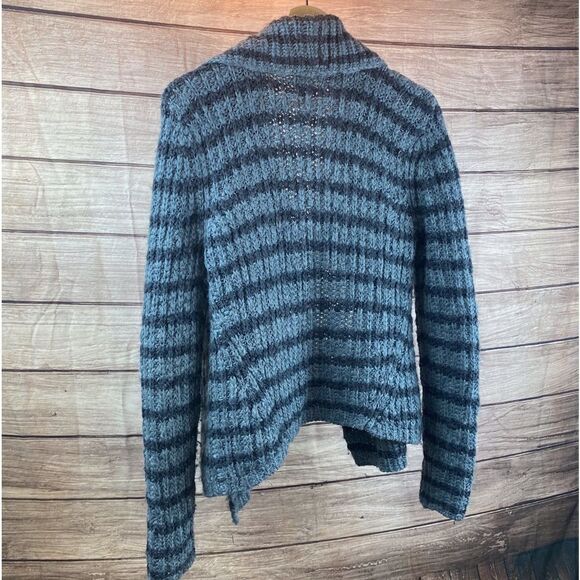 Ladies size medium sweater by Lou and Grey - Picture 3 of 8